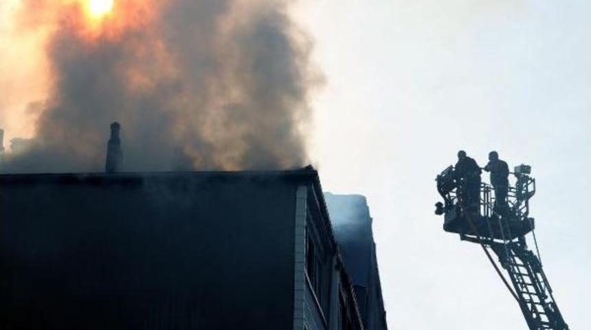 Evde &Ccedil;ıkan Yangında Mutfak T&uuml;p&uuml; Patladı