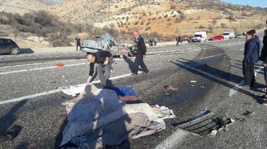 G&ouml;lbaşı'da Kaza: 4 &Ouml;l&uuml;, 2 Yaralı