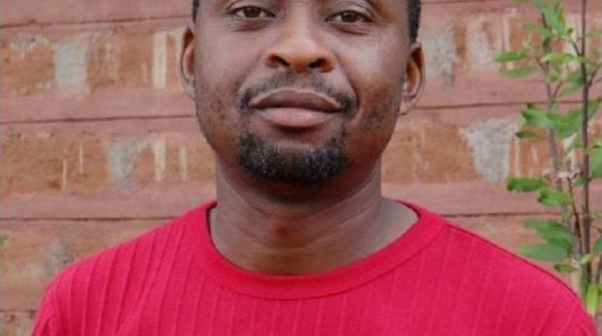 Afrikalı &Ccedil;ift&ccedil;iden Hayvanlara Su Yardımı