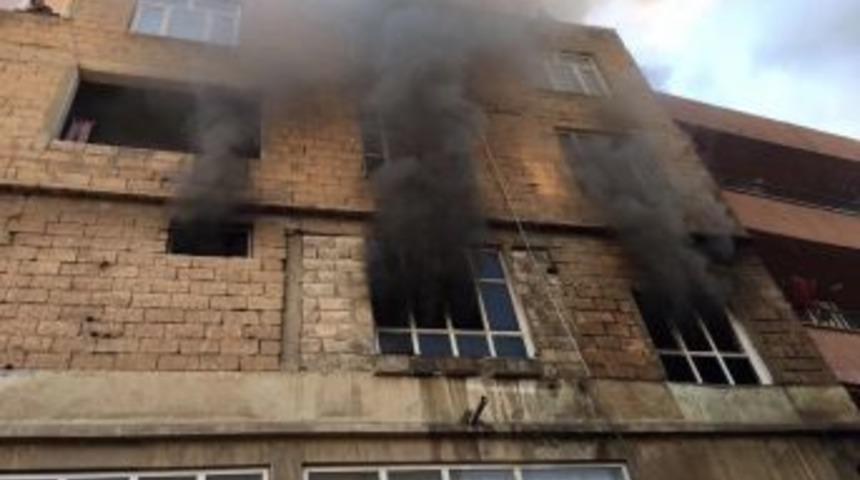 Evde &Ccedil;ıkan Yangında Maddi Hasar Meydana Geldi