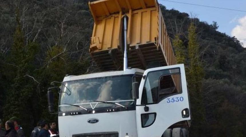 Damper Tellere Değince Kamyon Şof&ouml;r&uuml; &Ouml;ld&uuml;