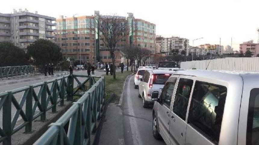 K&ouml;pr&uuml; Korkuluklarına Asılan &Ccedil;anta Tedirginliğe Neden Oldu