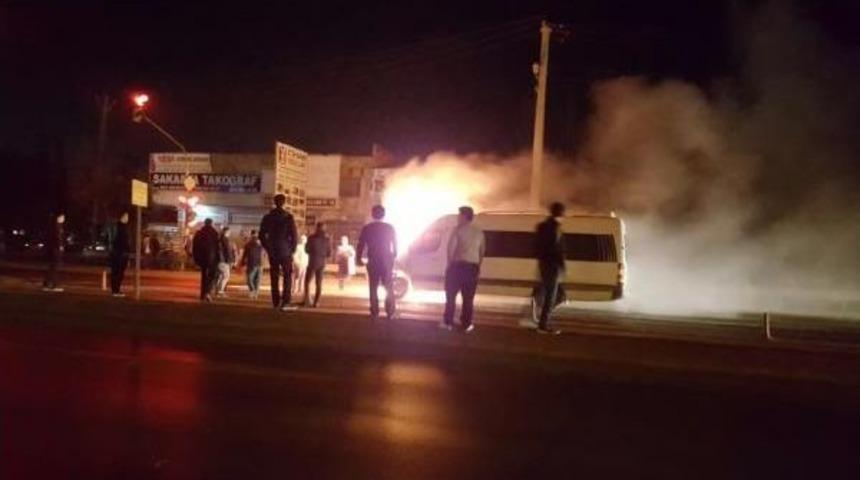 Minib&uuml;s Alev Alev Yandı