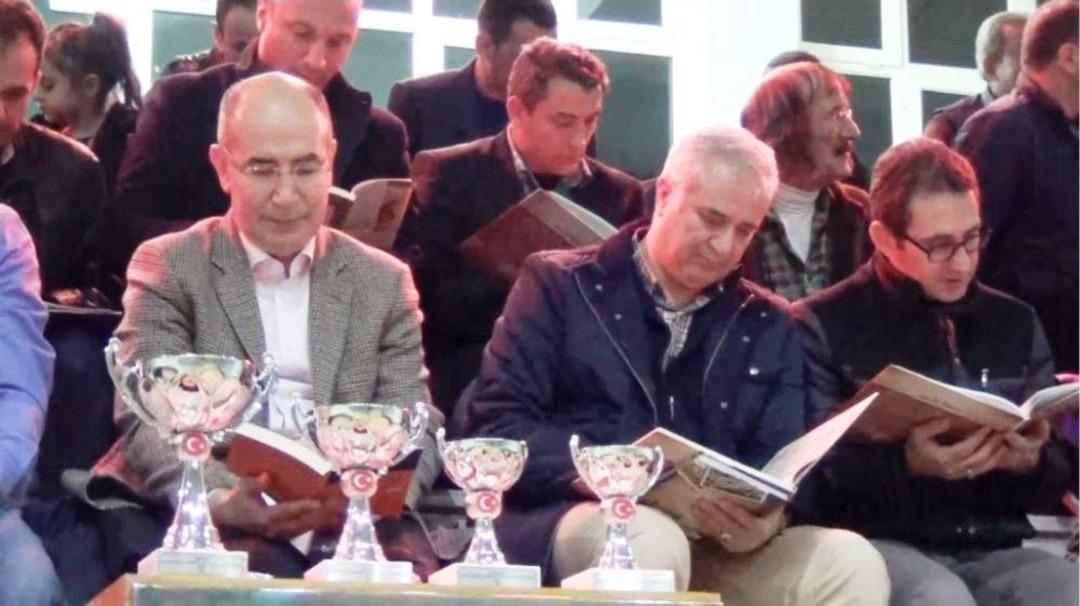 Ma&ccedil; Arasında Saha Ve Trib&uuml;nlerde Kitap Okudular