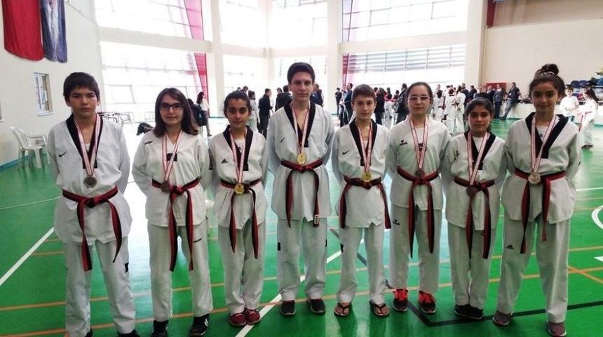 Ayvalıklı Tekvandocular Gen&ccedil; Ve Yıldızlar Kategorilerinde 11 Madalya İle D&ouml;nd&uuml;