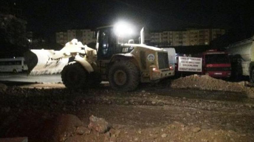 Yıkımı &Ouml;nlemek I&ccedil;in Kendilerini Iş Makinelerinin &Ouml;n&uuml;ne Attılar