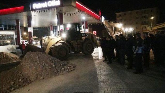 Yıkımı Önlemek Için Kendilerini Iş Makinelerinin Önüne Attılar