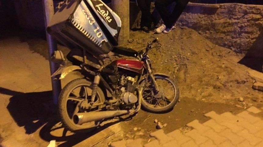 Motosikletli Kuryelik Yapan Gen&ccedil; Ağır Yaralandı