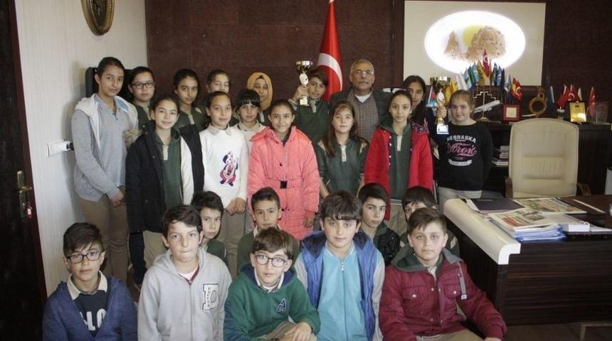 U&ccedil;hisarlı Hentbolcular Kupalarını Başkan Karaaslan&rsquo;a Getirdi