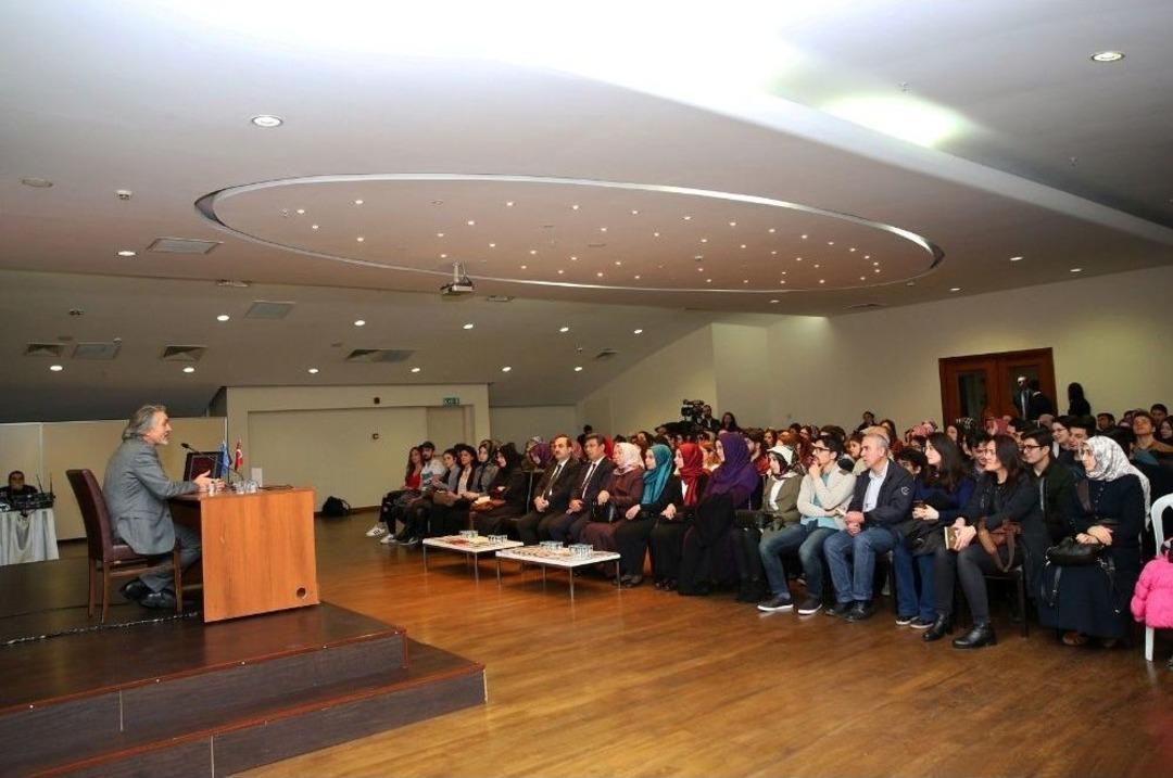 Prof. Dr. İskender Pala Okurlarıyla Buluştu