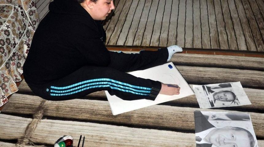 Ayağıyla Yaptığı Portreyi Cumhurbaşkanı Erdoğan&rsquo;a Hediye Edecek