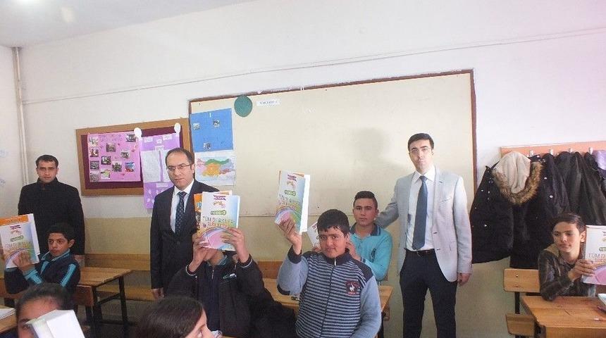 Malazgirt Belediyesinden &Ouml;ğrencilere Kitap Desteği