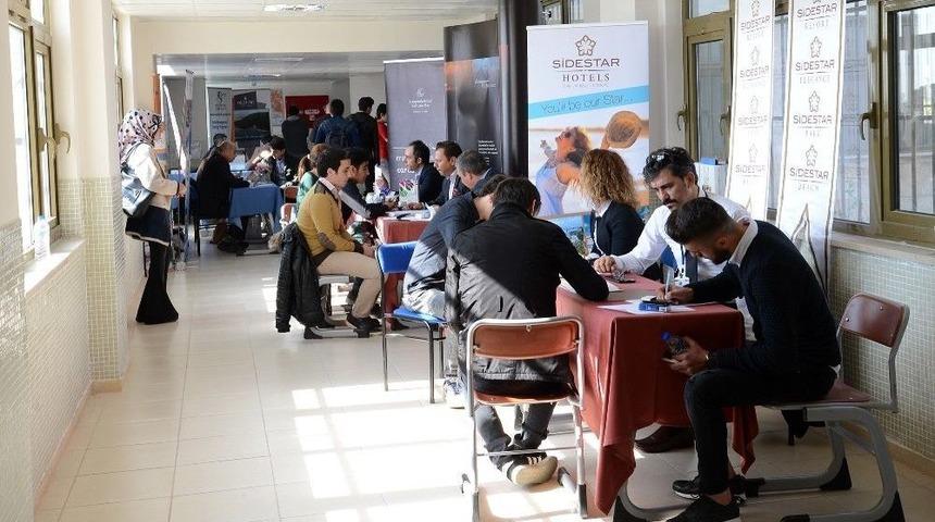 Geleceğin Turizmcileri &lsquo;kariyer G&uuml;nleri&rsquo;nde Bilgi Ve Yeteneklerini Sergiledi