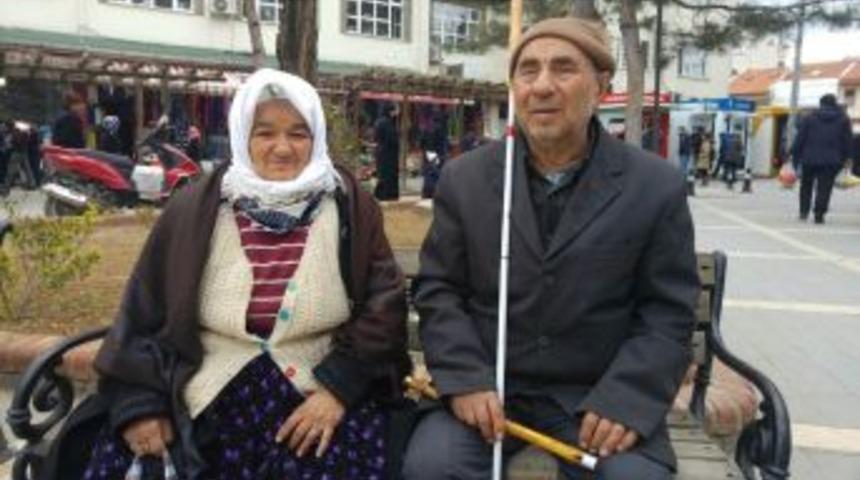 Bir Kavala Sımsıkı Sarılmış İki Engelli Hayat