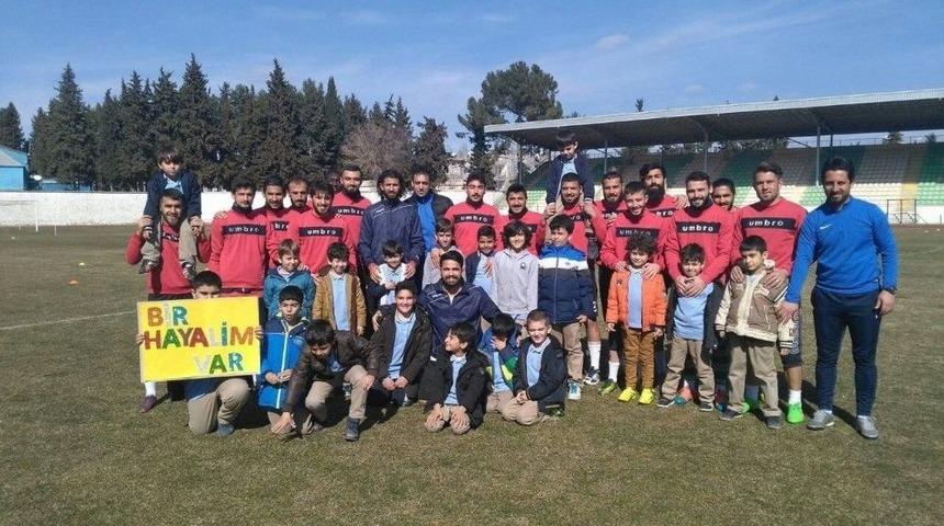 İkra Koleji &Ouml;ğrencileri Sporculara Moral Verdi