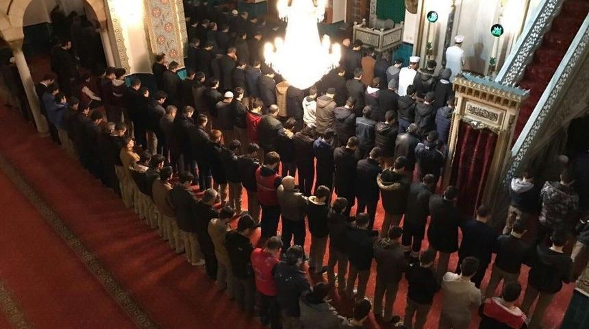 Vali Dağlı, Sabah Namazında Gen&ccedil;lerle Buluştu