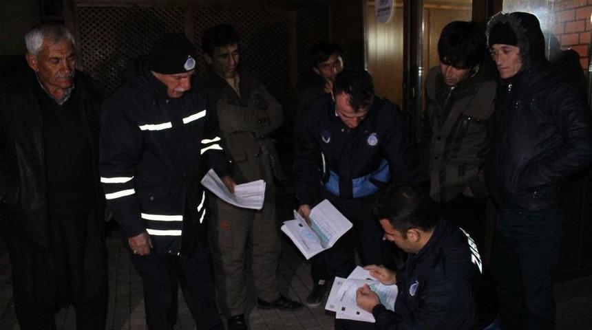 Parktaki Kul&uuml;bede Kalan Savaş Mağduru Afgan Aileye Yardım Eli