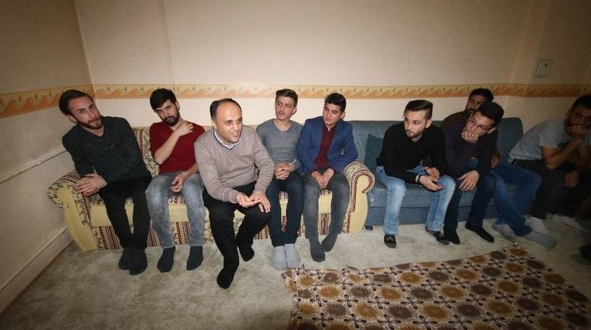 Başkan &Ouml;zaltun, Sosyal Medya Daveti &Uuml;zerine &Ouml;ğrenci Evini Ziyaret Etti