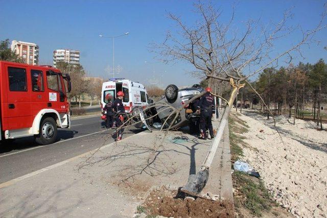 Takla Atan Otomobilin Bayan Sürücüsü Yaralandı