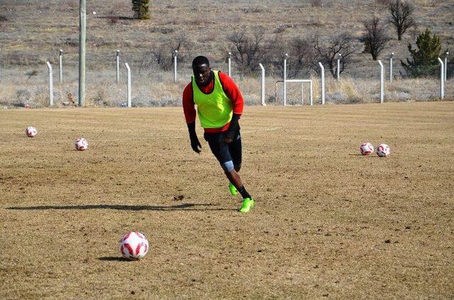 Jonathan Ayite, Antrenman Sonrası Ekstra Çalışıyor