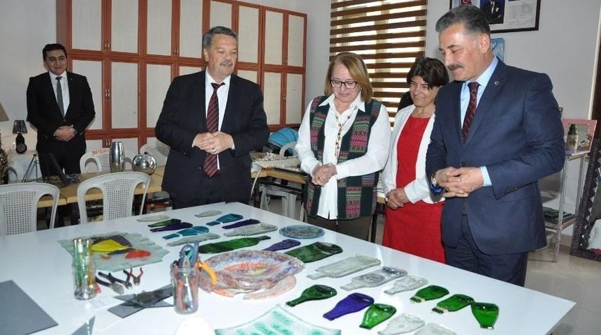 Toroslar&rsquo;da Kadınlara Atık Camlarla Gelen İstihdam Kapısı