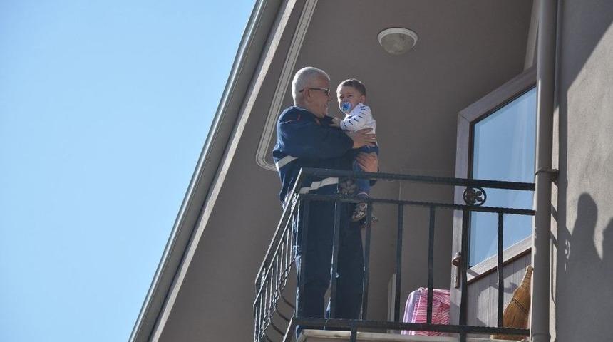 Balkon Demirlerine Sıkıştı