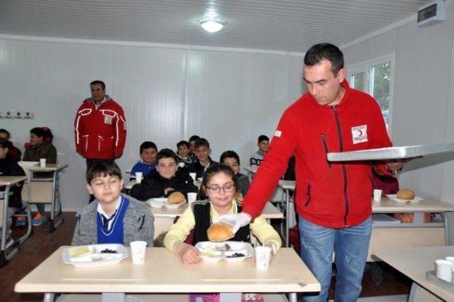 Depremzede Öğrencilere Kızılay'dan Kahvaltı