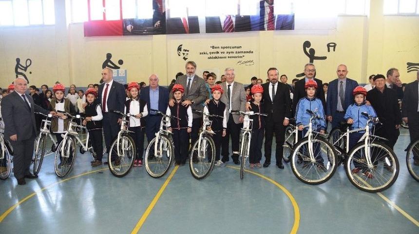 İzmit&rsquo;te &Ouml;ğrencilere Bisikletleri Teslim Edildi