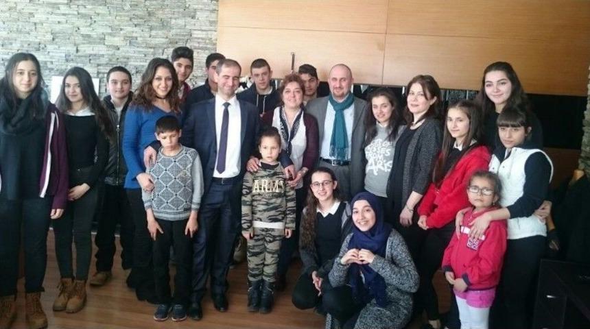 &Ccedil;ocuklar El Ele Engelleri Kaldırıyor