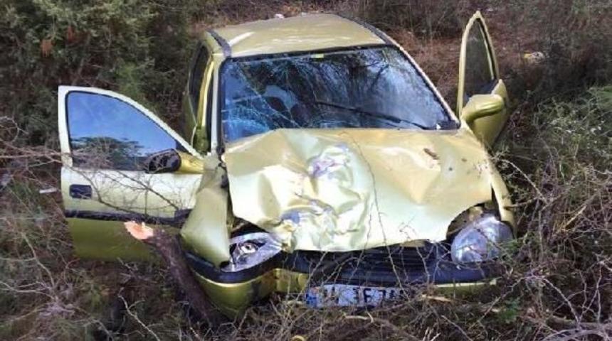 Ağaca &Ccedil;arpan Otomobilde S&uuml;r&uuml;c&uuml; Ve Eşi Yaralandı