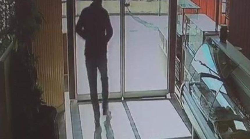 A&ccedil;ık Sandığı Kapının Camına &Ccedil;arptı