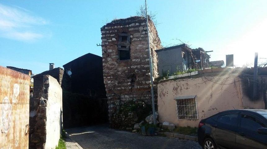 Ka&ccedil;ak&ccedil;ılar Tarafından Tarihi Surların Altının Kazıldığı Alan G&ouml;r&uuml;nt&uuml;lendi