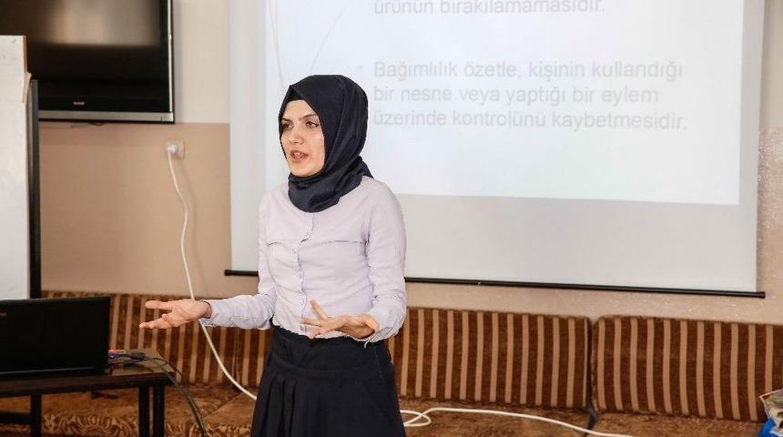 Ev Hanımlarına Uyuşturucu Ve Uyarıcı Maddelerden Korunmanın Yolları Anlatıldı