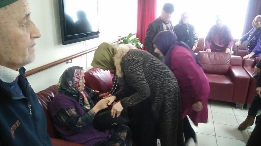 Huzurevi Sakinlerini Ziyaret Ettiler