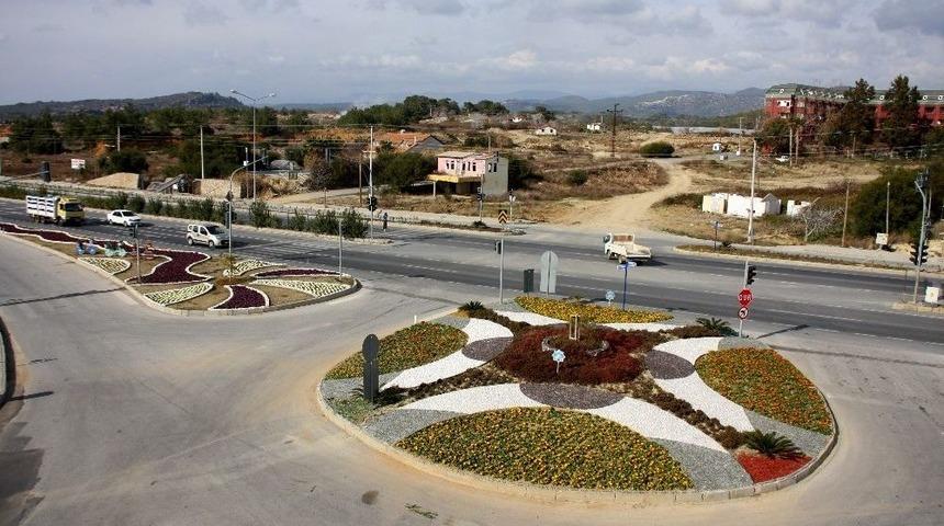 Alanya&rsquo;nın Kavşak Ve Ref&uuml;jleri &Ccedil;i&ccedil;ek A&ccedil;tı
