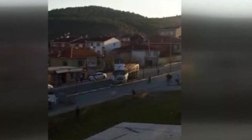 "&ouml;l&uuml;m Yolu"nda Hafriyat Kamyonu S&uuml;r&uuml;c&uuml;s&uuml; Ile Mahalleli Kavgası