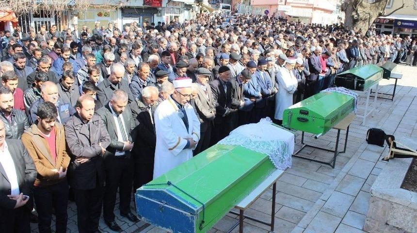 Kazada &Ouml;len Aynı Aileden 4 Kişi Yan Yana Defnedildi