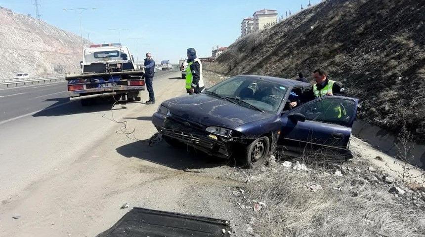 Yol Ortasında Arıza Yapan Otomobile Kamyon &Ccedil;arptı: 3 Yaralı