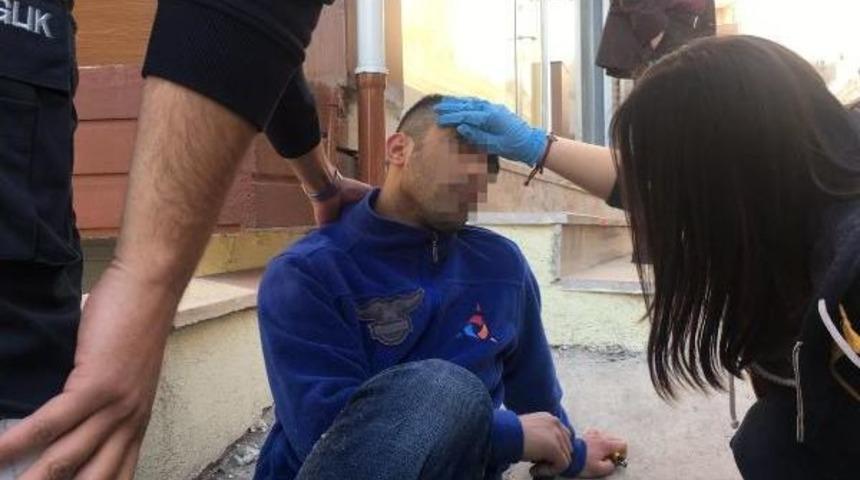 Uyuşturucu Kullanan Gen&ccedil; Kaldırıma Yığıldı