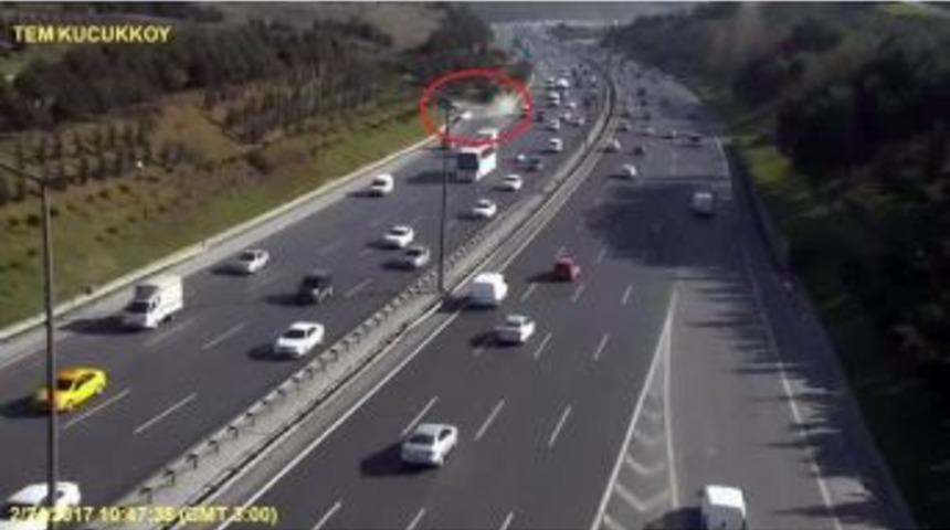 Tem Otoyolu K&uuml;&ccedil;&uuml;kk&ouml;y Mevkiindeki İlgin&ccedil; Kaza Saniye Saniye Kamerada