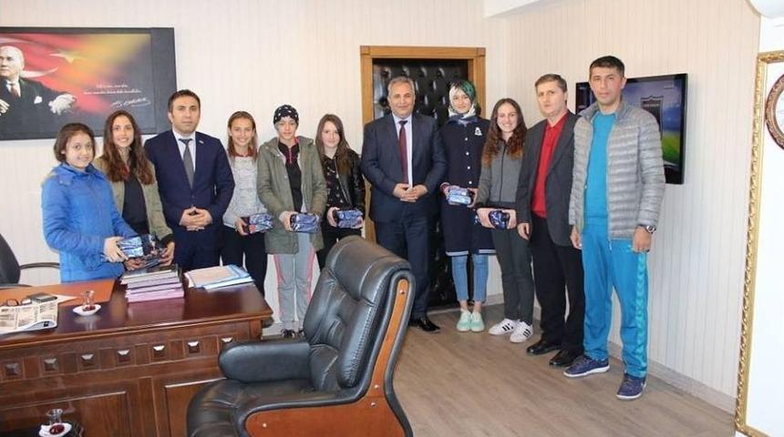 Kaymakamdan Başarılı &Ouml;ğrencilere Kitap