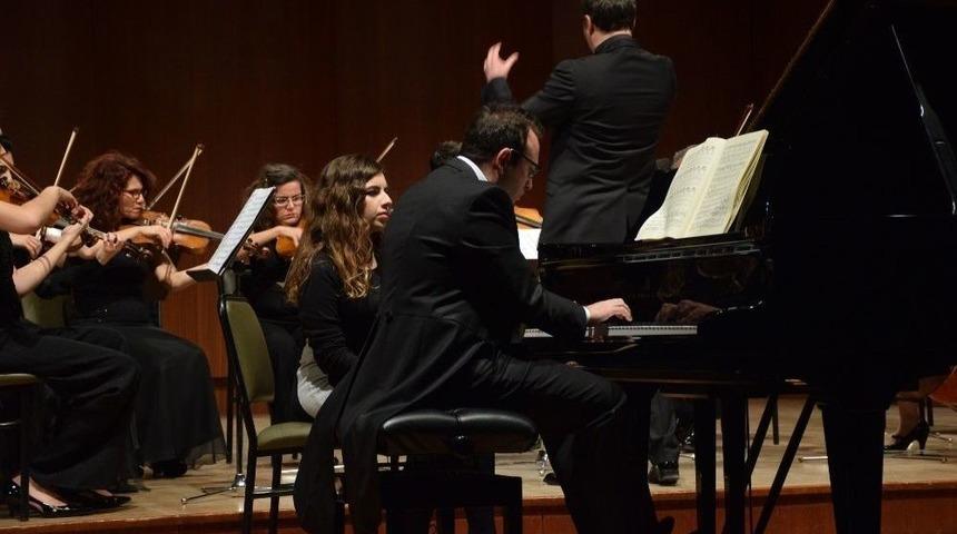 &Uuml;nl&uuml; Piyanist Şevki Karayel&rsquo;den Piyano Ş&ouml;leni