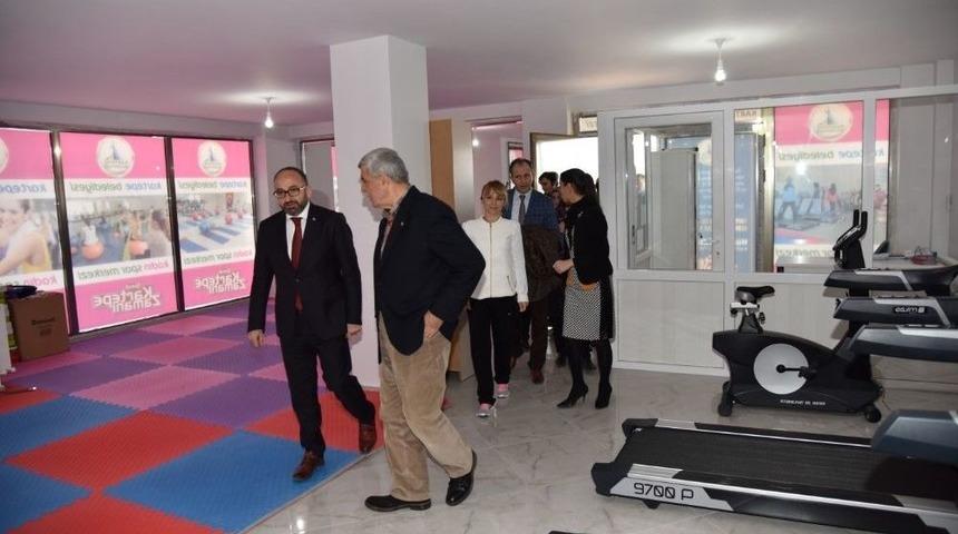 Başkan Karaosmanoğlu Ve &Uuml;z&uuml;lmez, Kadın Spor Merkezini Ziyaret Etti