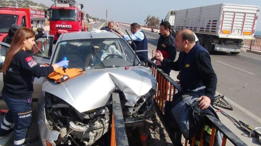 K&ouml;pr&uuml; Korkulukları &Ouml;nce Araca Sonra S&uuml;r&uuml;c&uuml;ye Saplandı