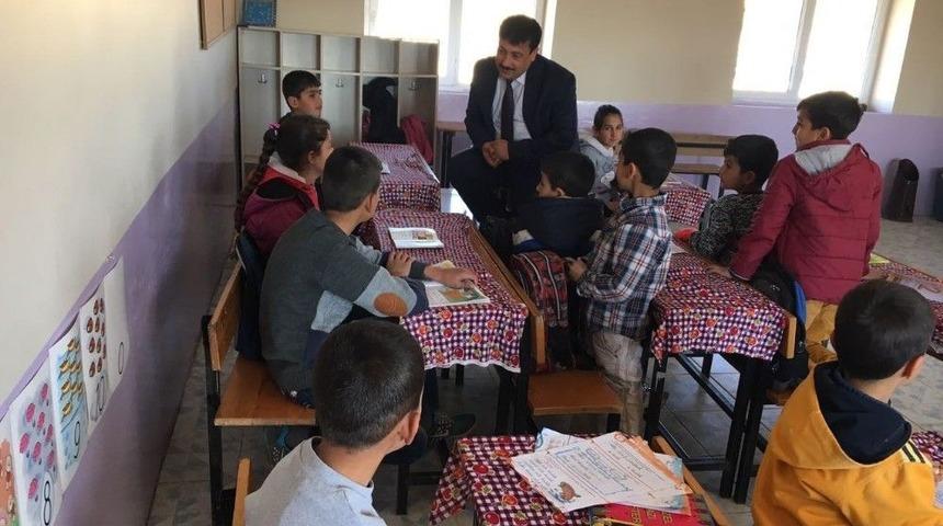 Nusaybin Milli Eğitim M&uuml;d&uuml;r&uuml; &Ccedil;etin K&ouml;y Okullarını Ziyaret Etti