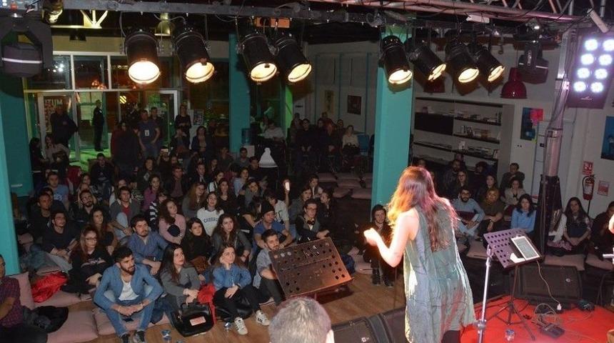 Ezgi Aktan &Uuml;niversiteli Gen&ccedil;leri B&uuml;y&uuml;ledi