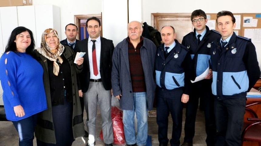 Yerde Bulduğu Para Emeklinin Maaşı &Ccedil;ıktı