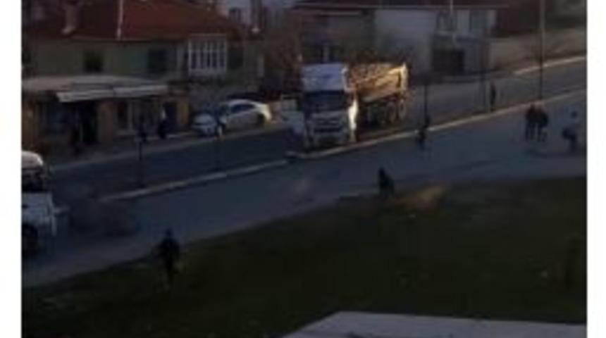 Vatandaşa &Ouml;nce Hafriyat Kamyonu Ter&ouml;r&uuml; Yetmedi Sonra Sopa İle Kovalama