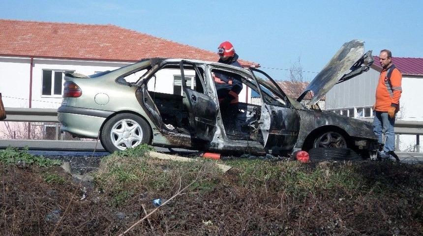Alevlere Teslim Olan Otomobil Kullanılmaz Hale Geldi