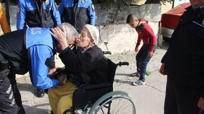 Toplum Destekli Polislerden Yaşlı Adama Yardım Eli